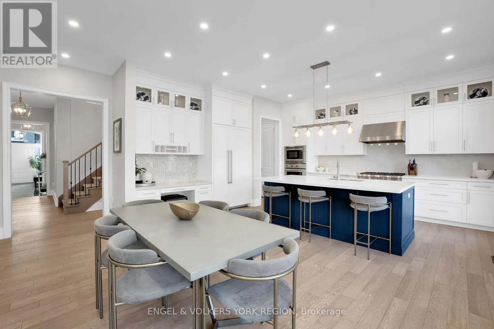 11 CAIRNS GATE