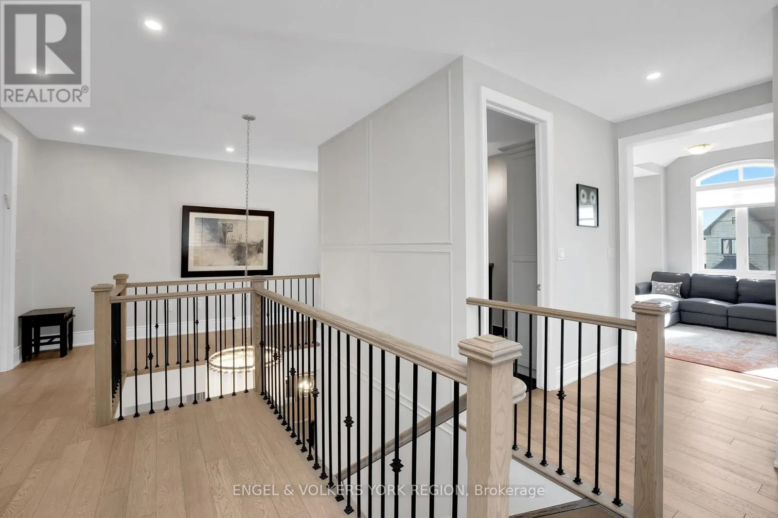 11 CAIRNS GATE