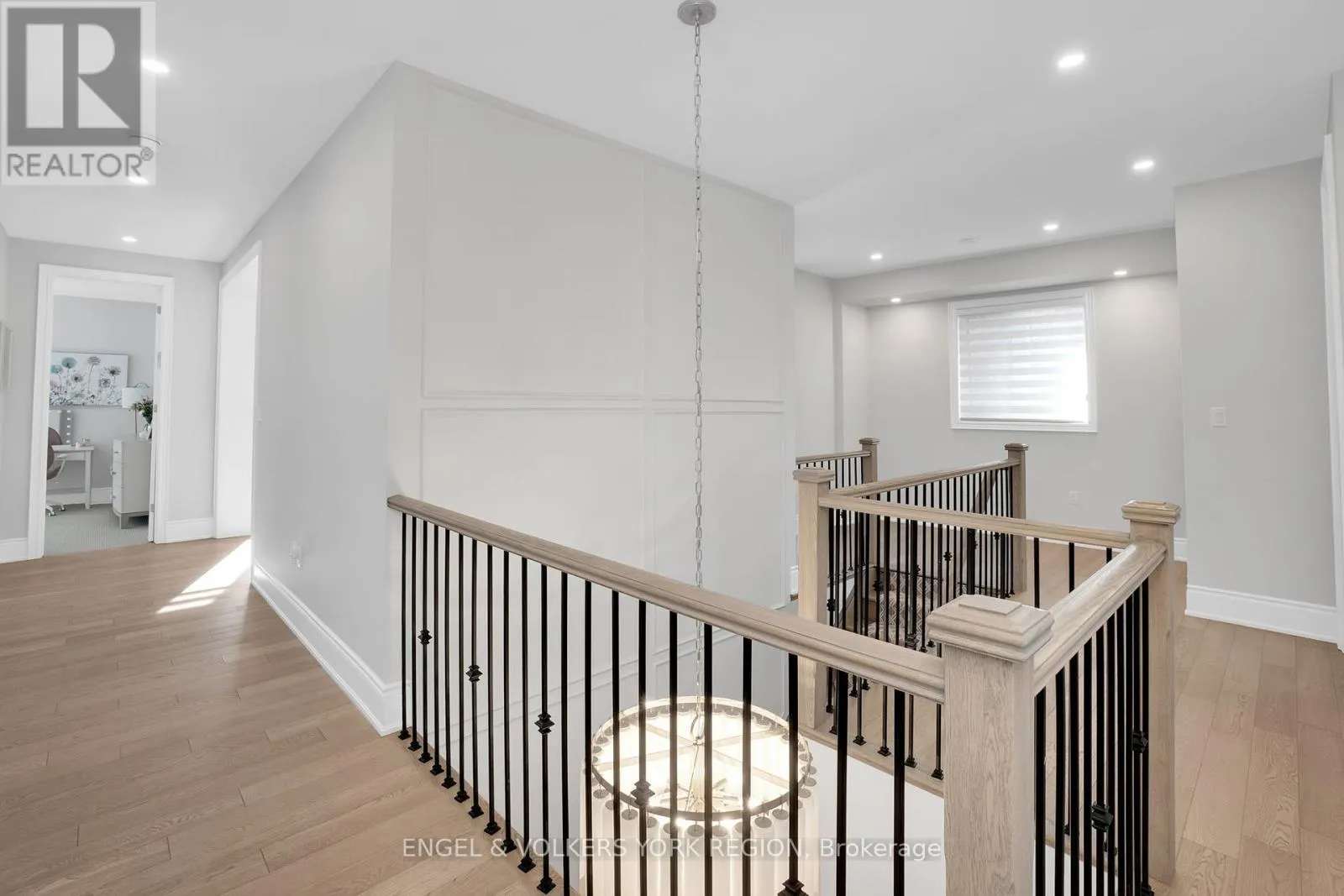 11 CAIRNS GATE
