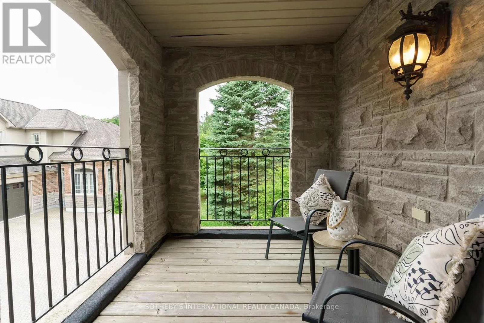 4 - 10 KENDRICK CRESCENT