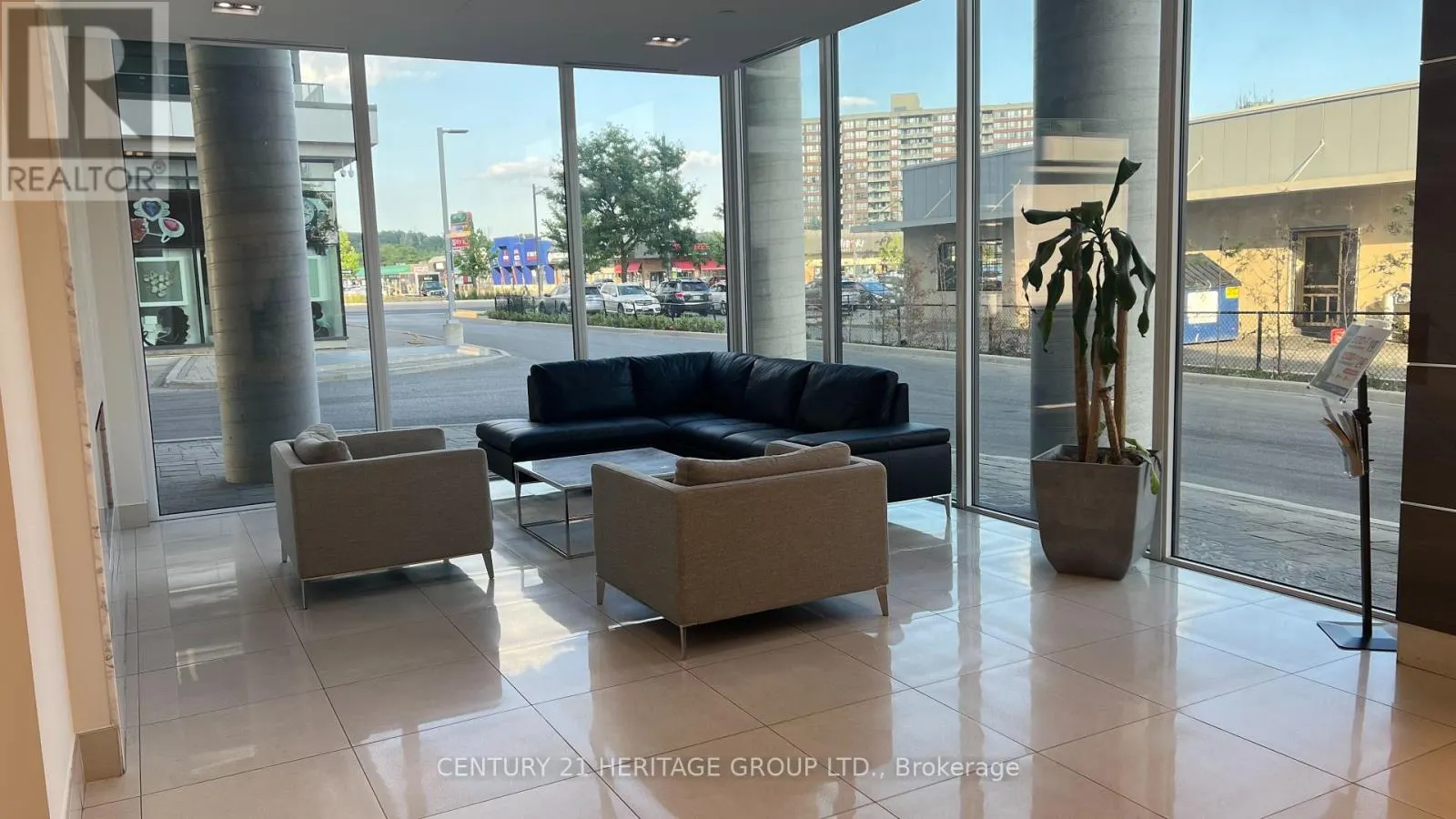 207 - 9618 YONGE STREET