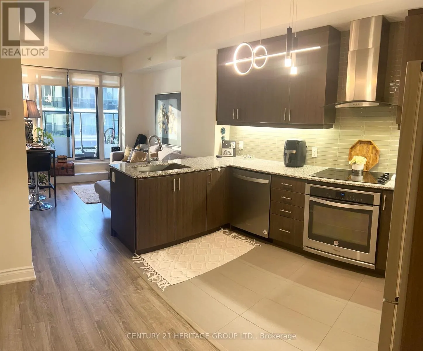 207 - 9618 YONGE STREET