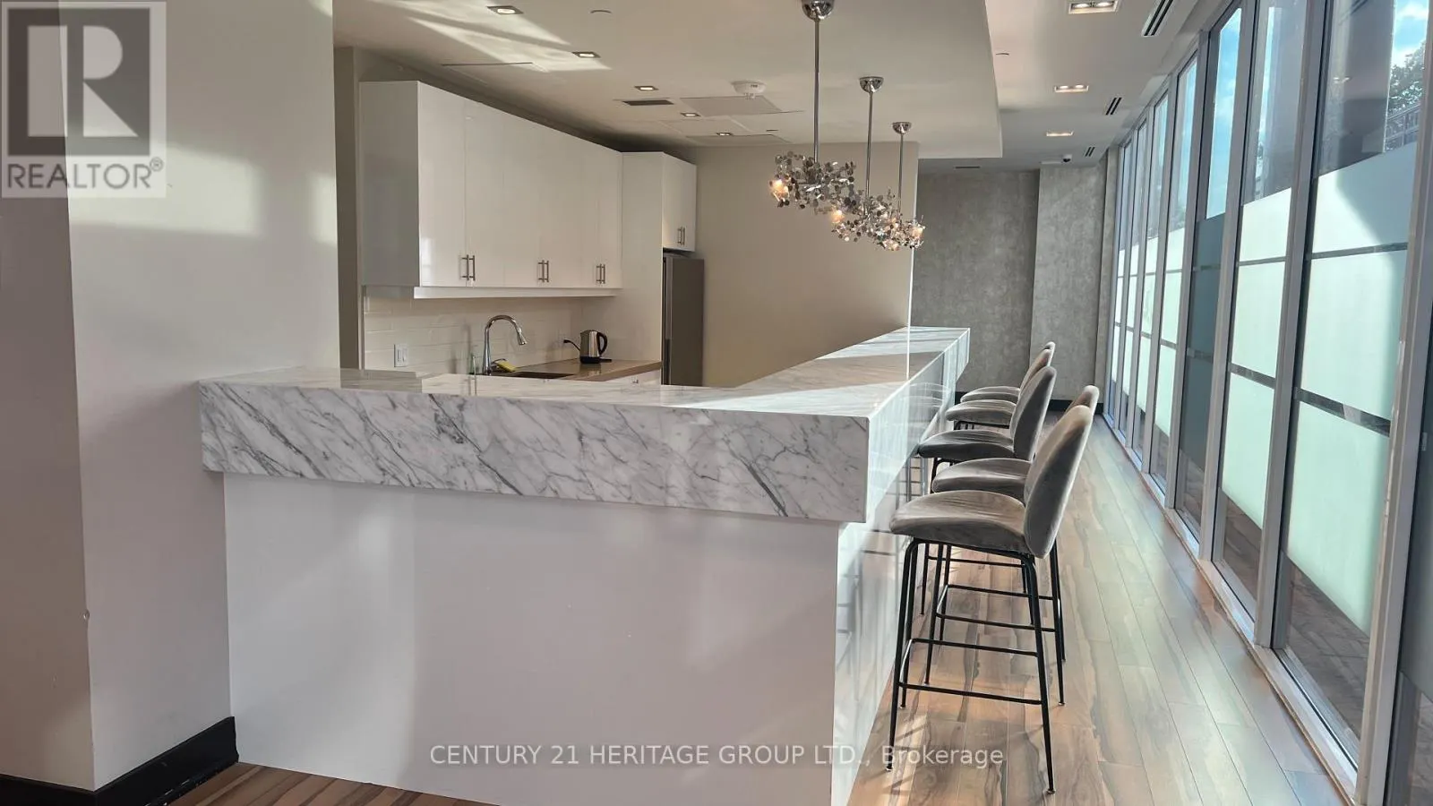207 - 9618 YONGE STREET