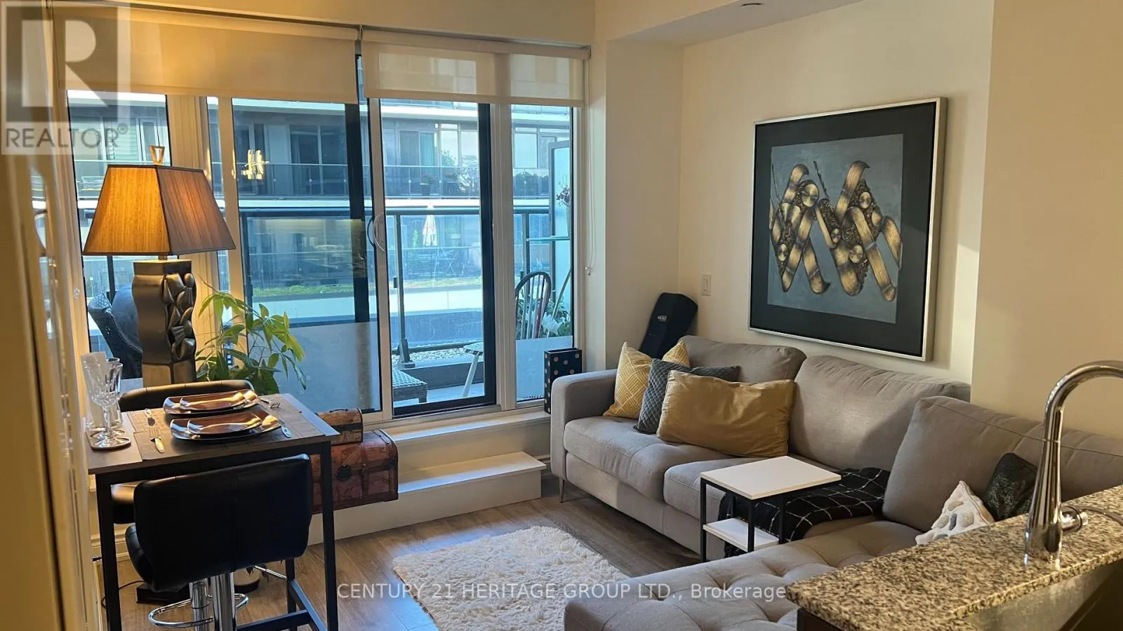 207 - 9618 YONGE STREET