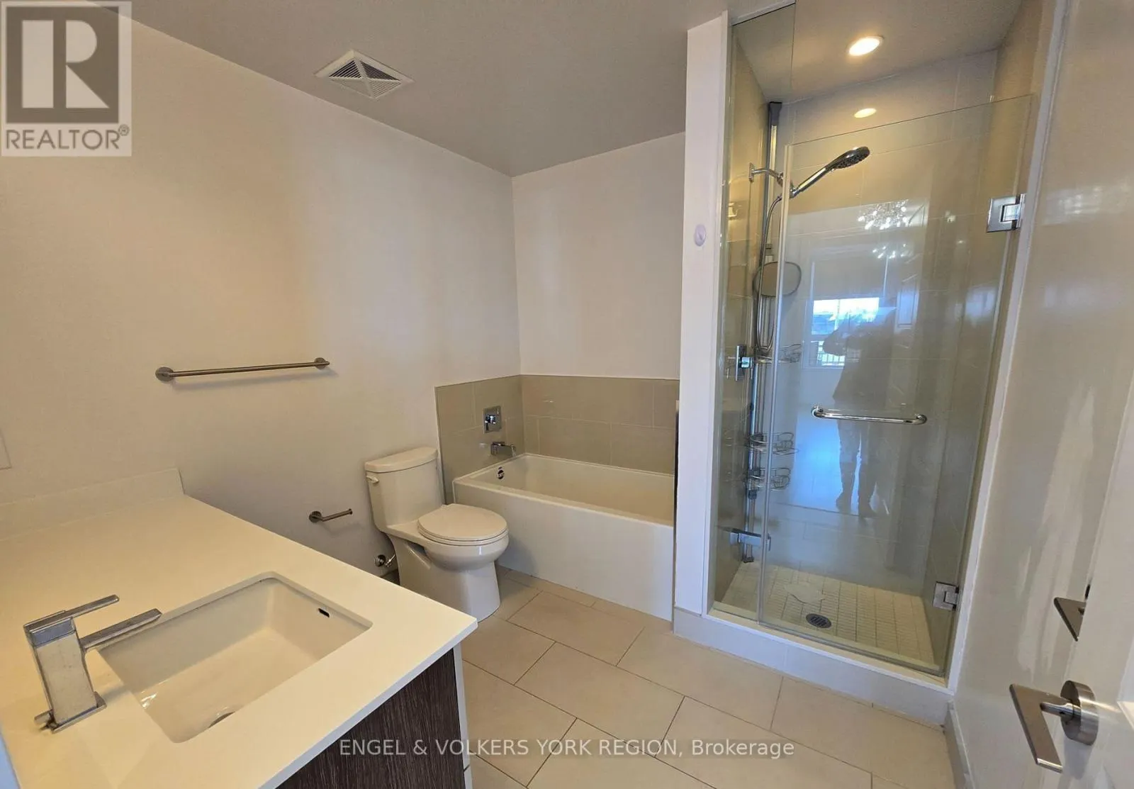 127 - 331 BROWARD WAY S