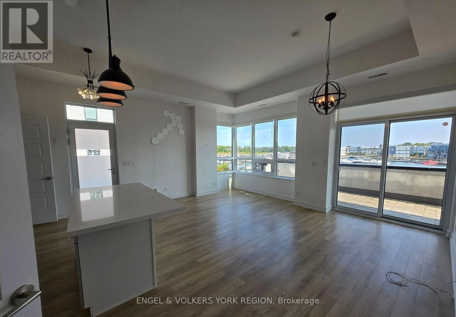 127 - 331 BROWARD WAY S