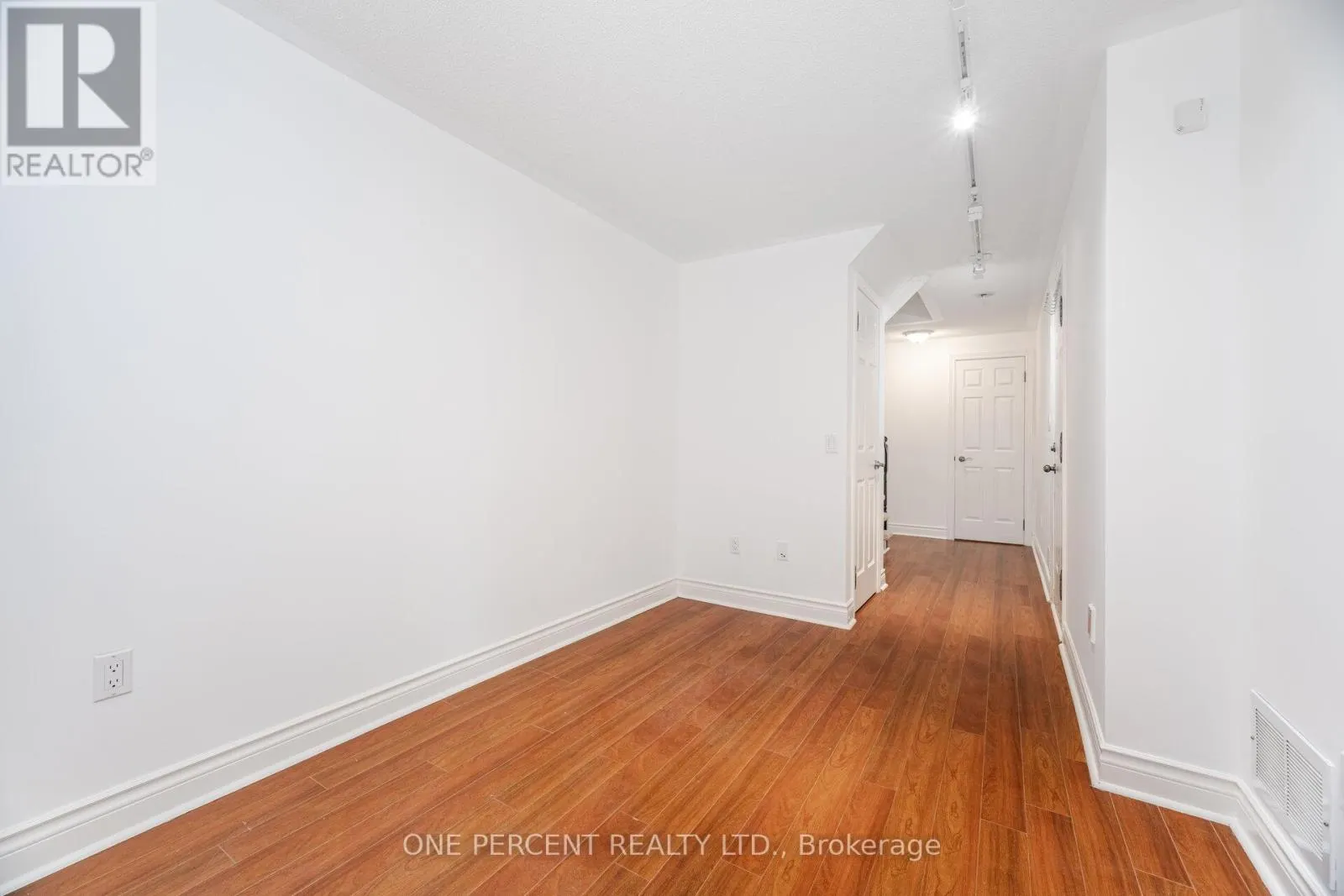 25 - 8038 YONGE STREET