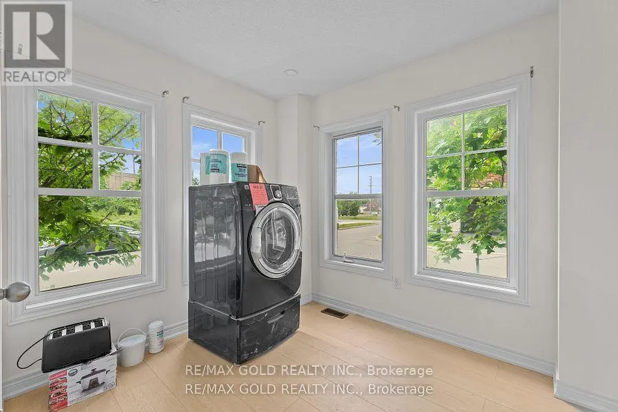 25 - 10 PORTER AVENUE W