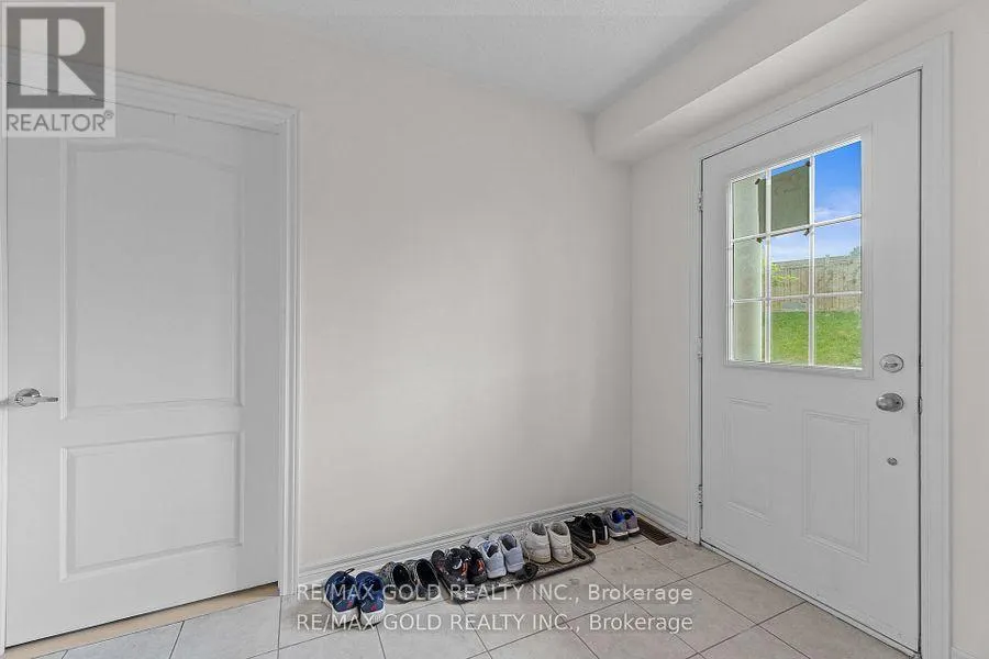25 - 10 PORTER AVENUE W