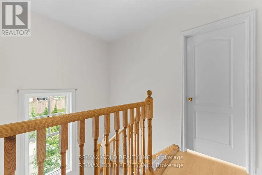25 - 10 PORTER AVENUE W