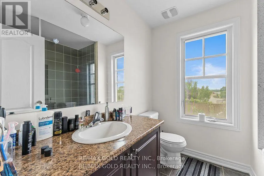 25 - 10 PORTER AVENUE W