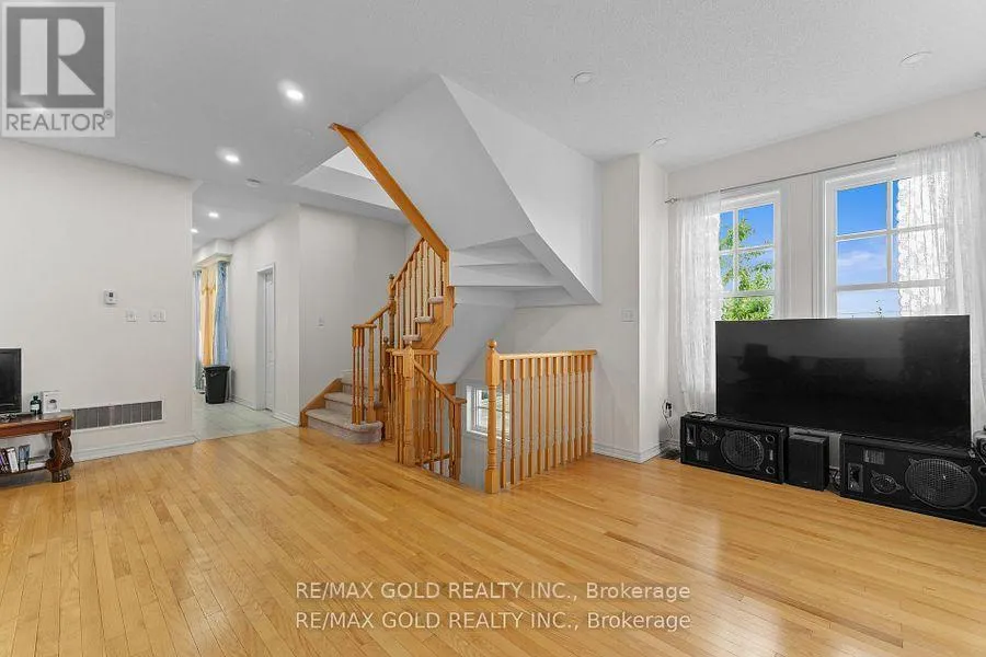 25 - 10 PORTER AVENUE W