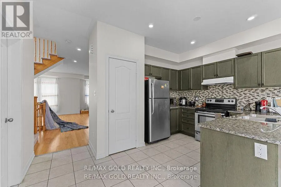 25 - 10 PORTER AVENUE W