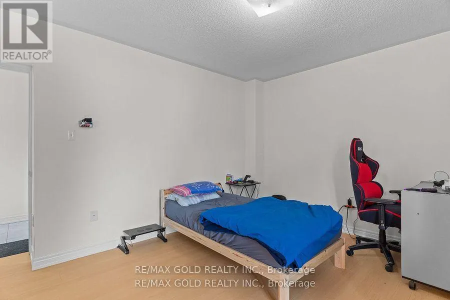 25 - 10 PORTER AVENUE W