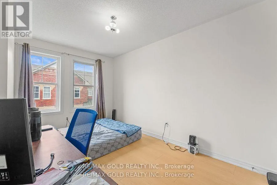 25 - 10 PORTER AVENUE W