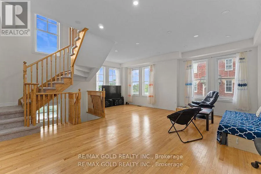 25 - 10 PORTER AVENUE W