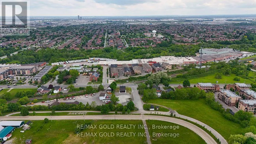 25 - 10 PORTER AVENUE W