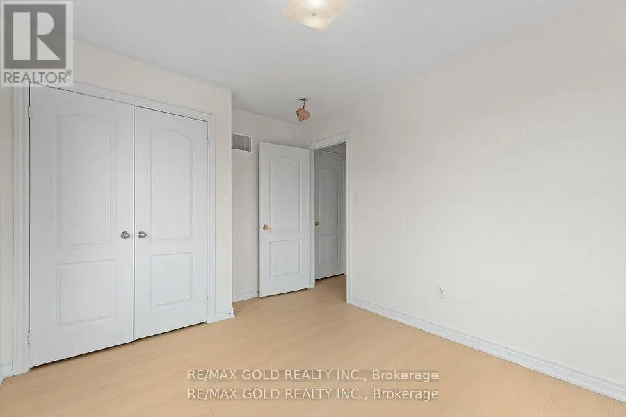 25 - 10 PORTER AVENUE W