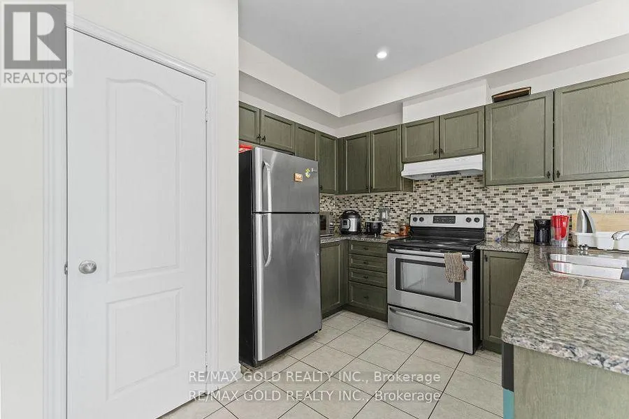25 - 10 PORTER AVENUE W