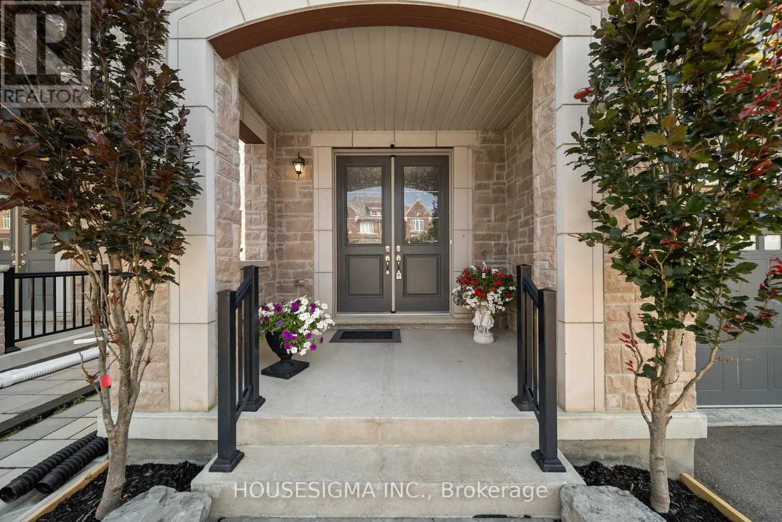 94 FOREST EDGE CRESCENT