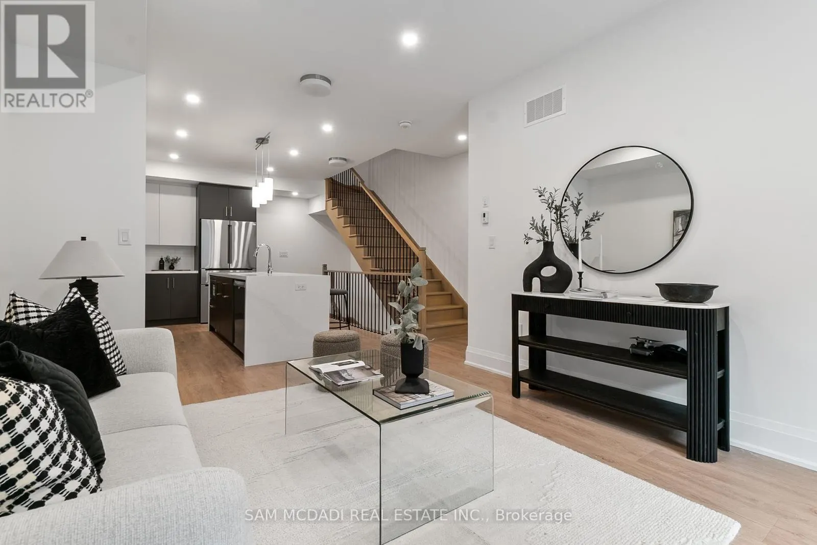 33 BURLEIGH MEWS