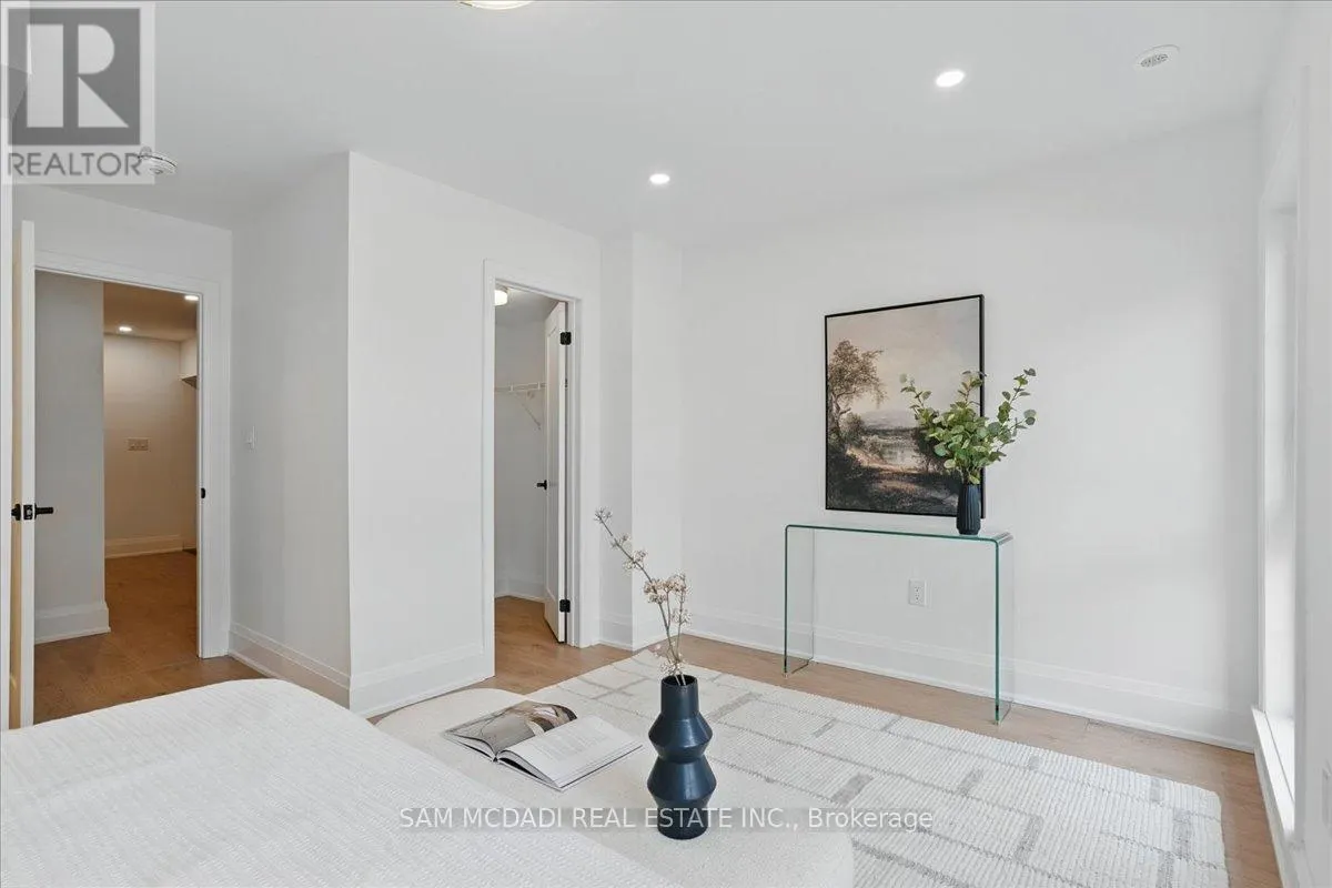 33 BURLEIGH MEWS