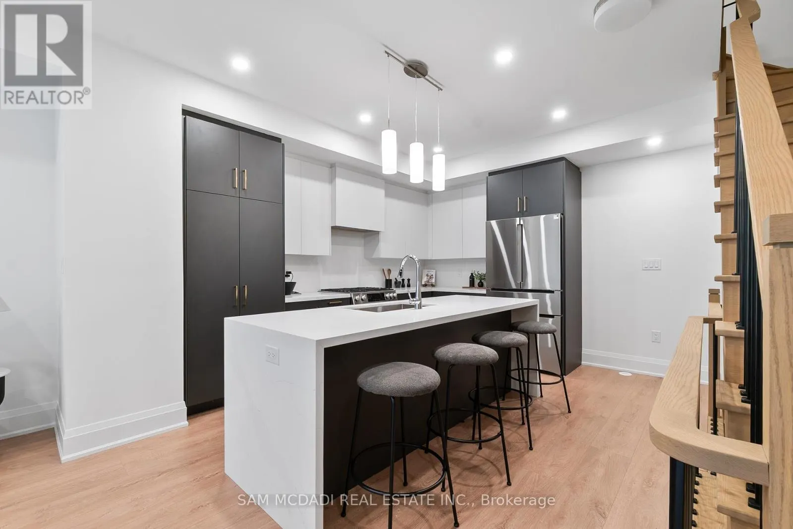 33 BURLEIGH MEWS