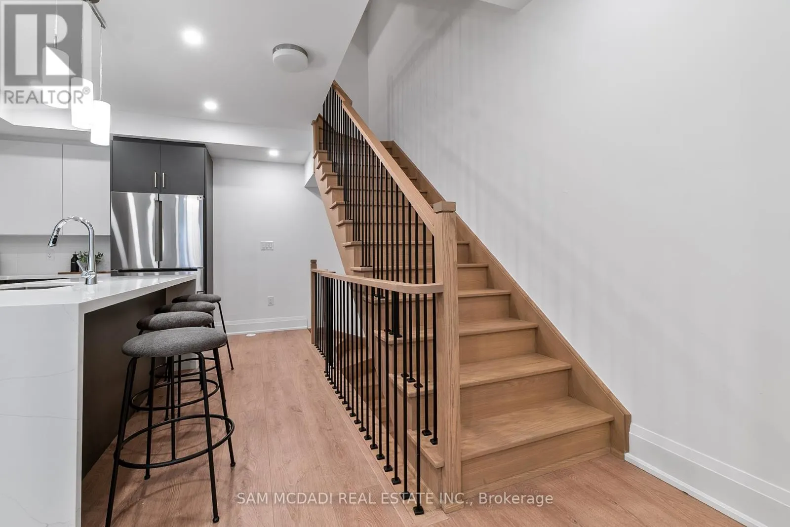 33 BURLEIGH MEWS