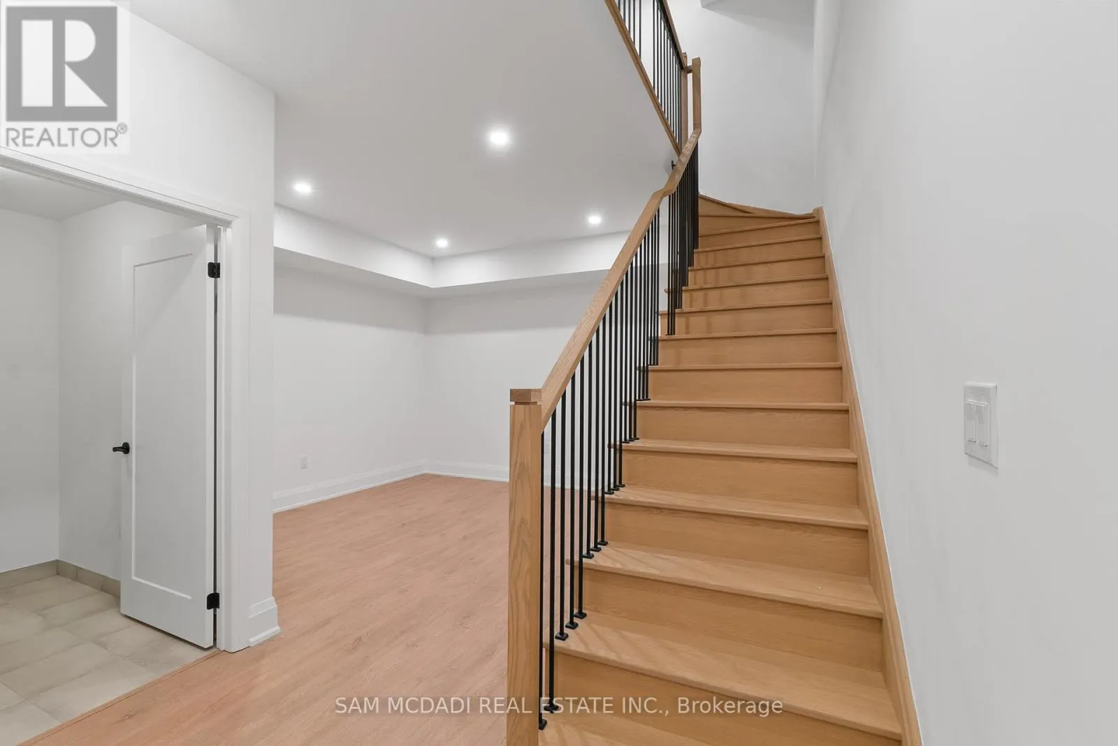 33 BURLEIGH MEWS