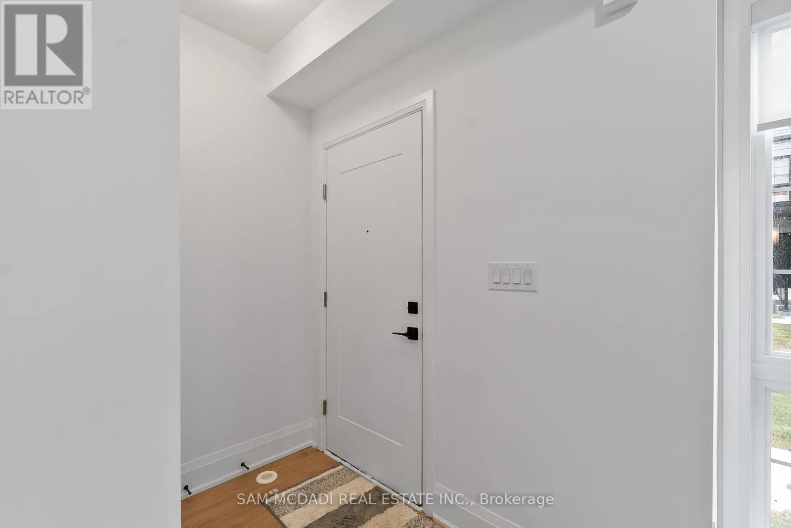 33 BURLEIGH MEWS