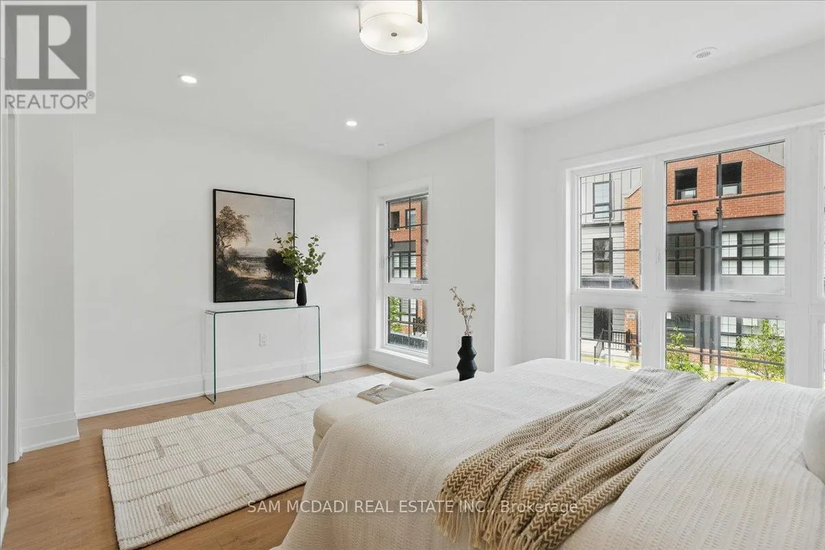 33 BURLEIGH MEWS