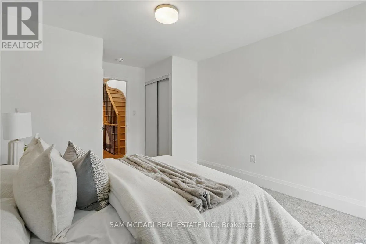 33 BURLEIGH MEWS