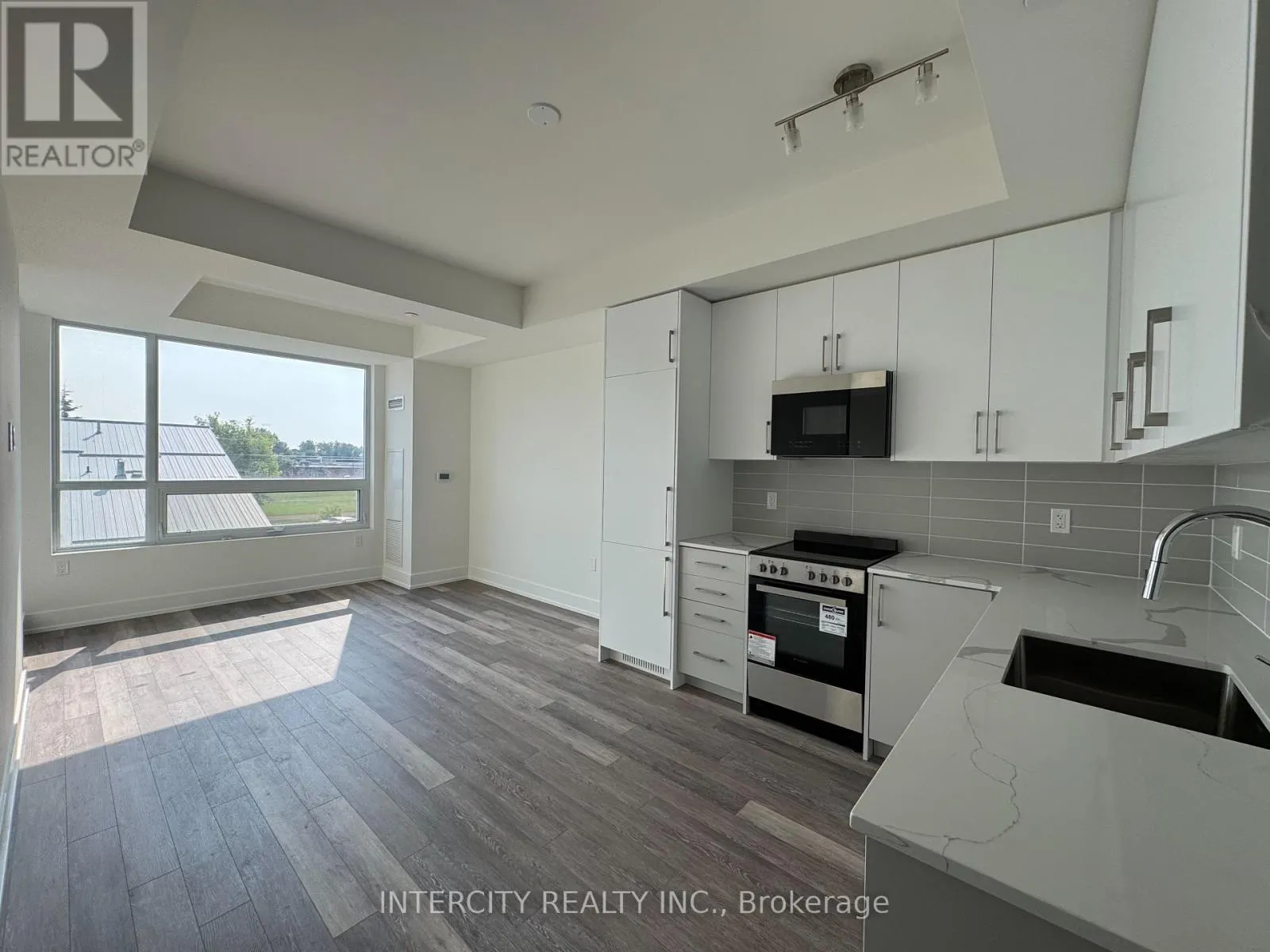 245 - 2075 KING ROAD
