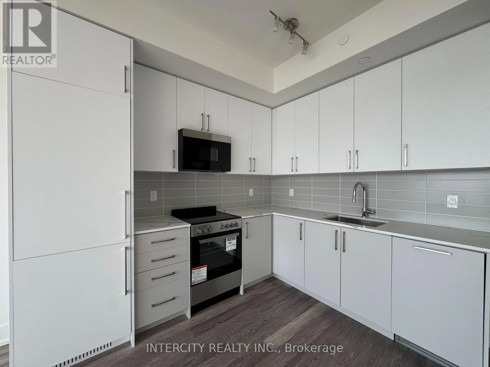 245 - 2075 KING ROAD