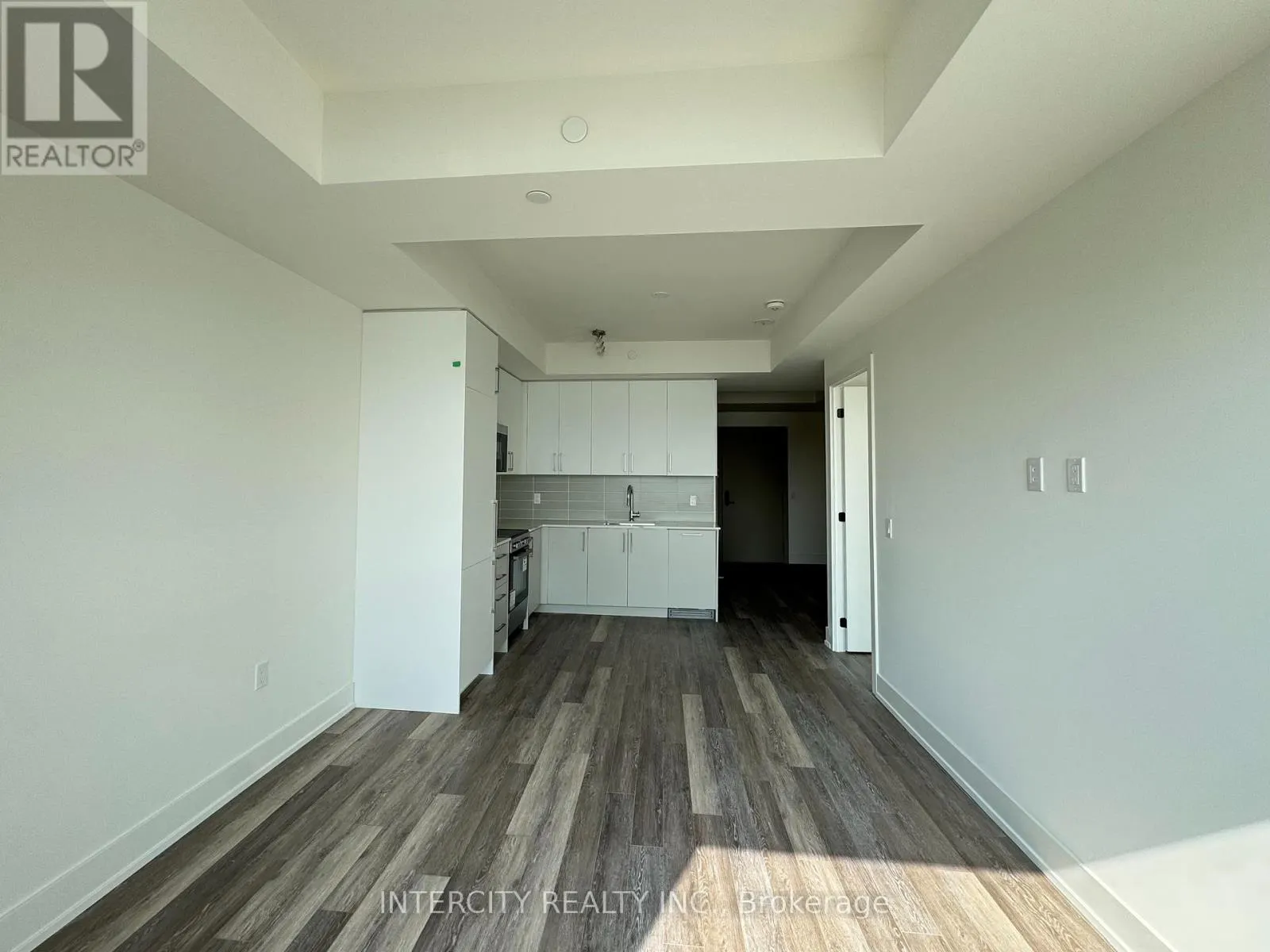 245 - 2075 KING ROAD