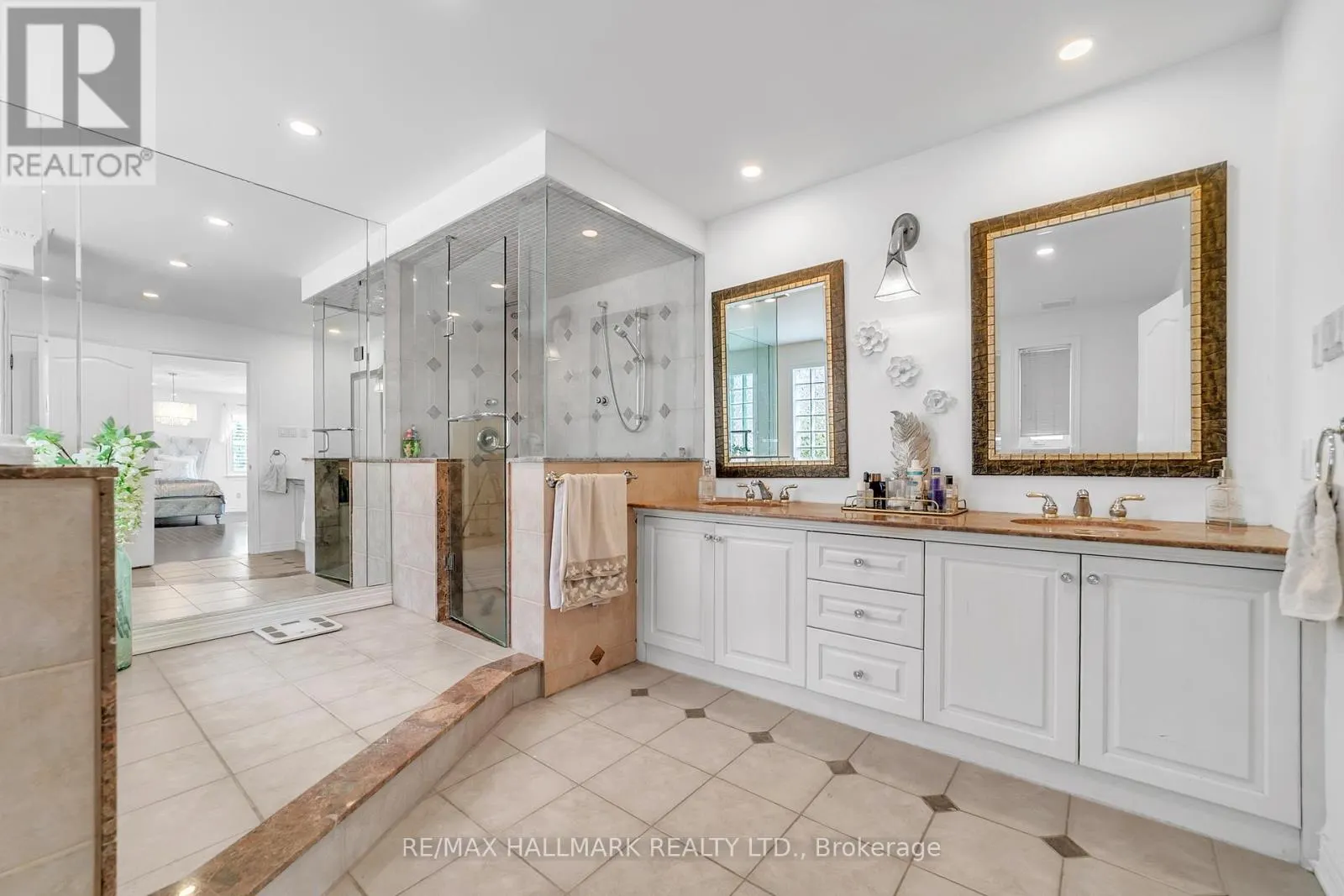 384 KENNEDY STREET W