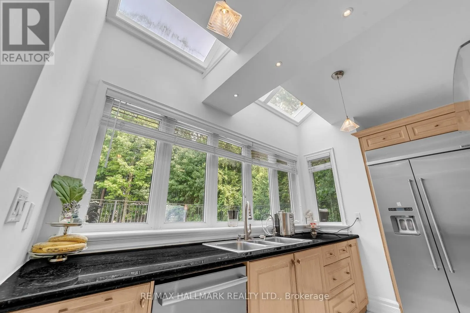 384 KENNEDY STREET W