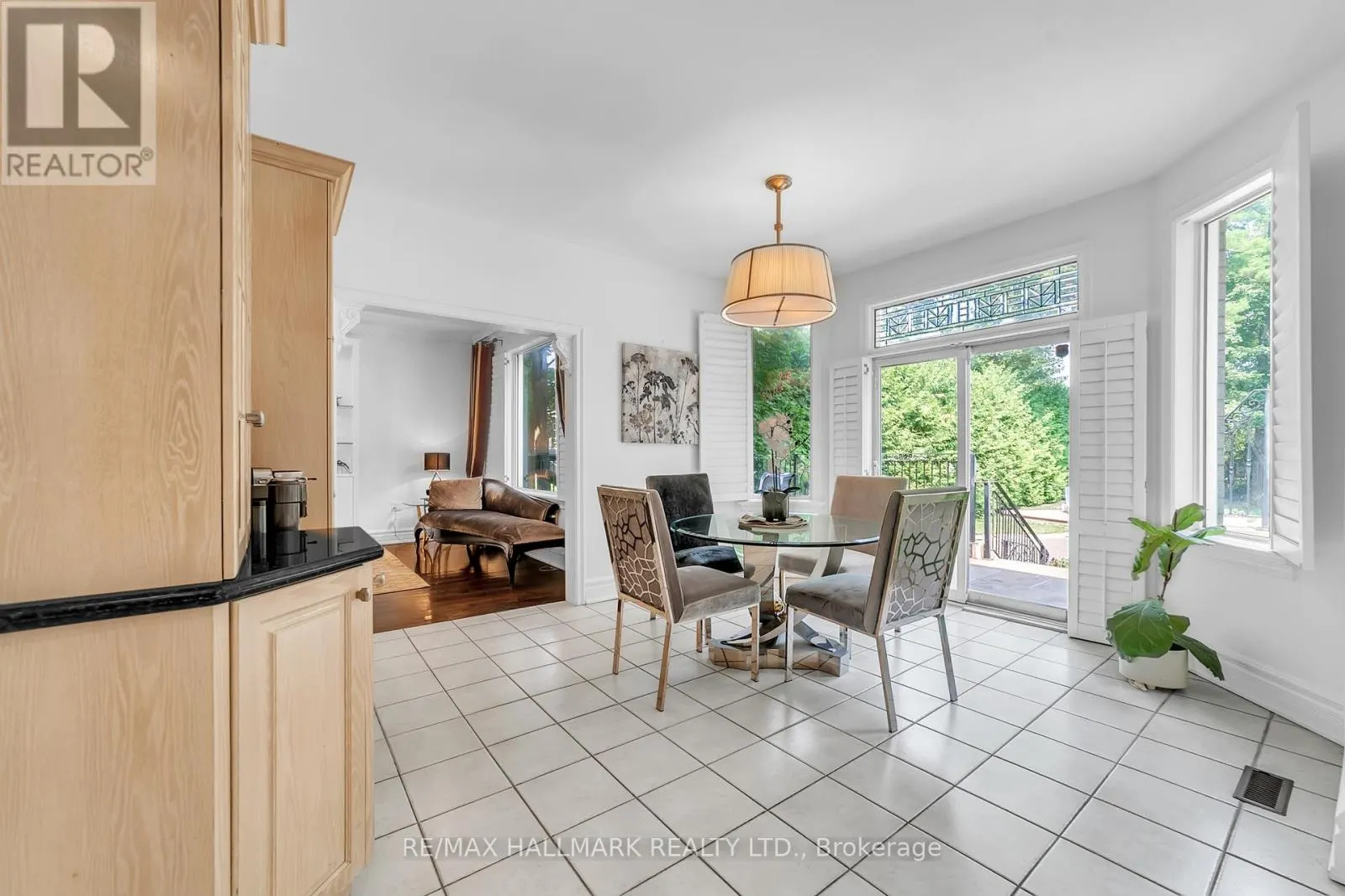 384 KENNEDY STREET W