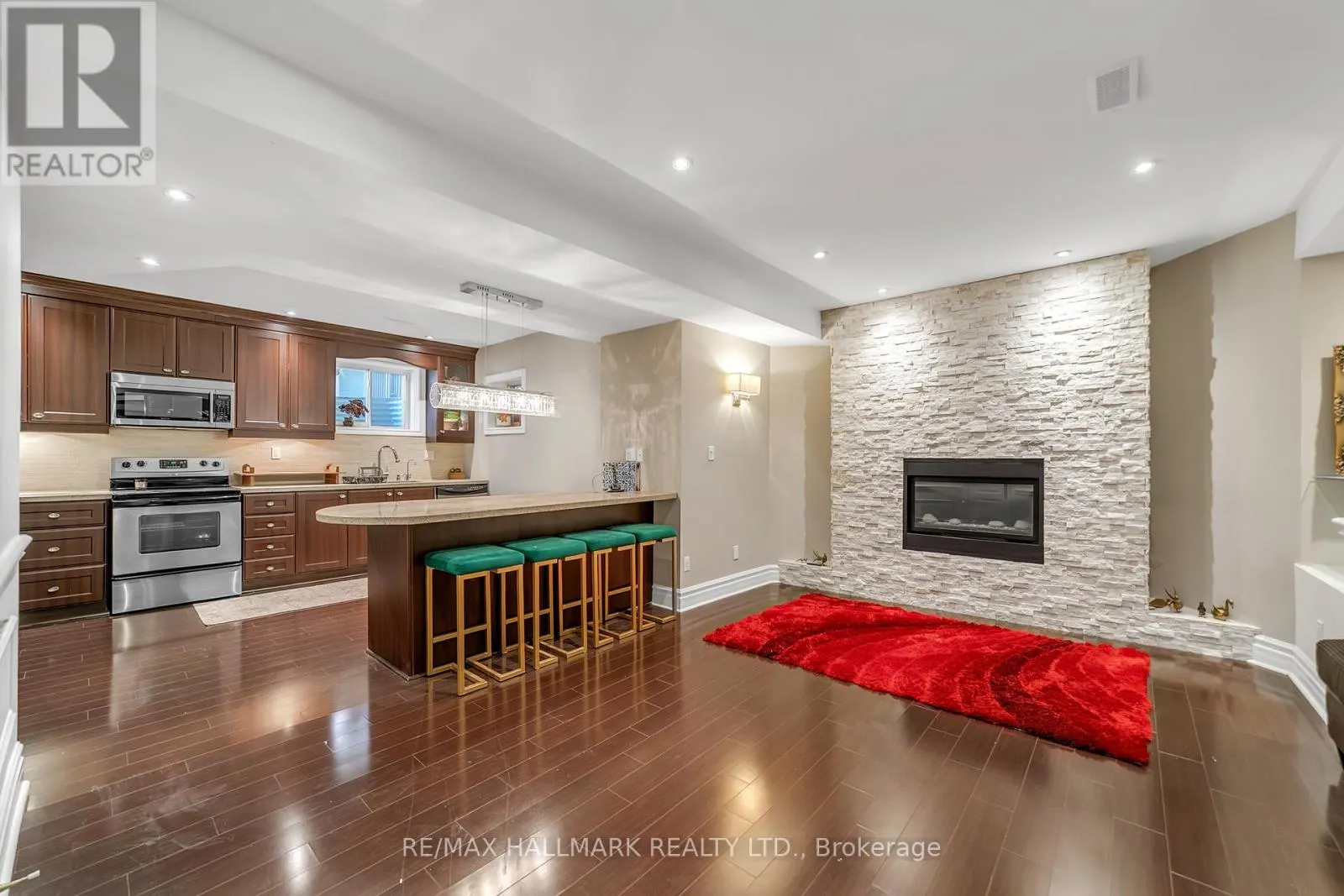 384 KENNEDY STREET W
