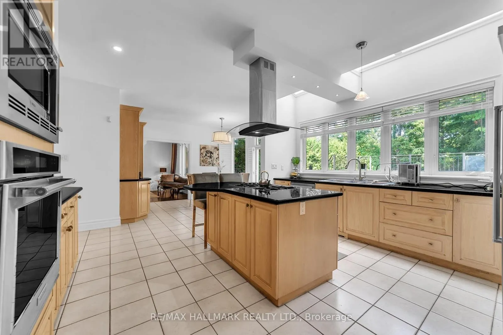 384 KENNEDY STREET W