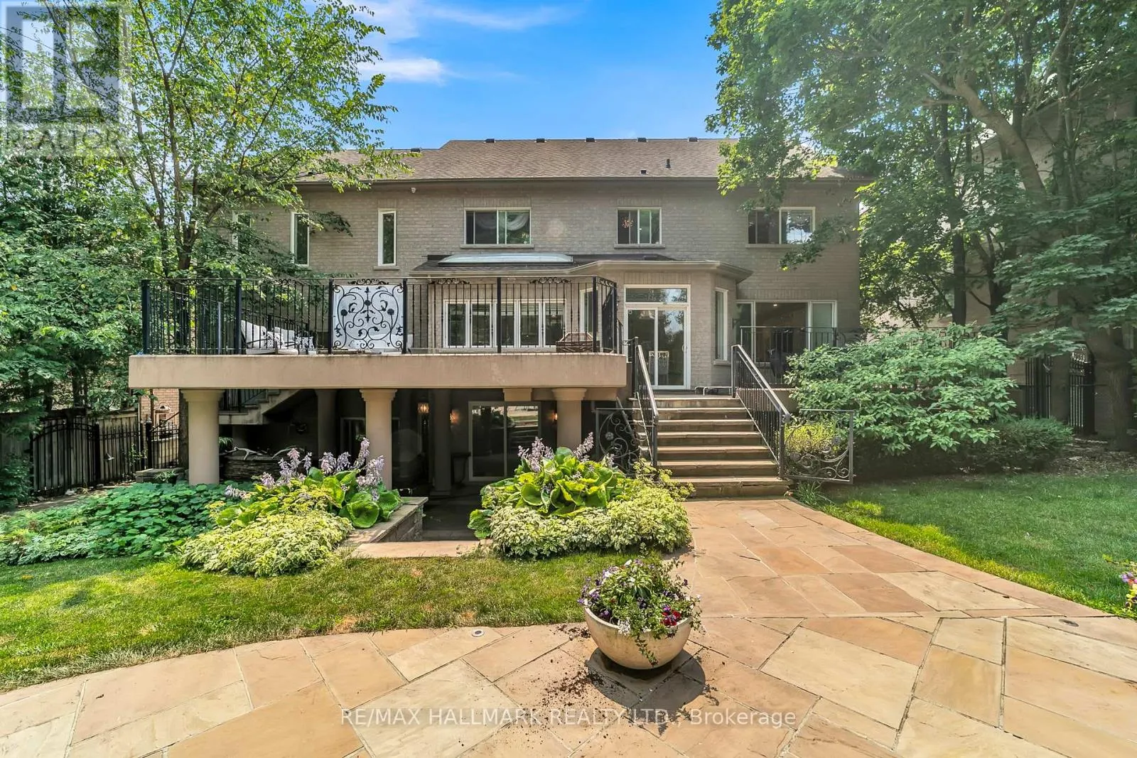 384 KENNEDY STREET W