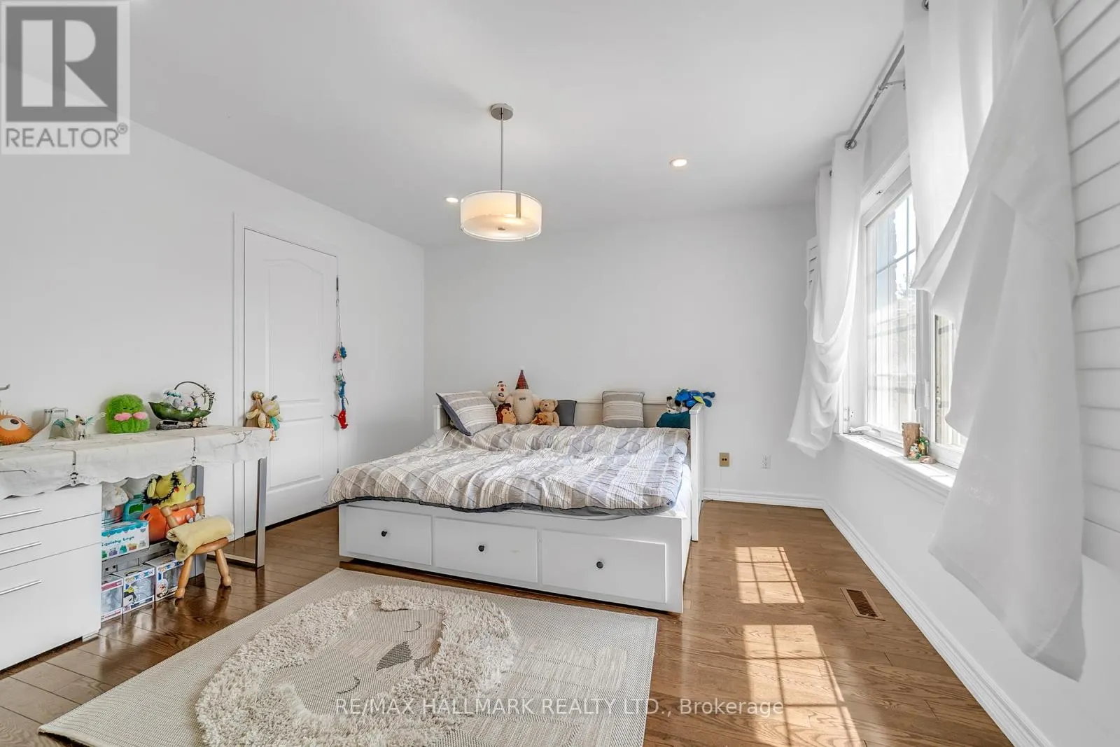 384 KENNEDY STREET W