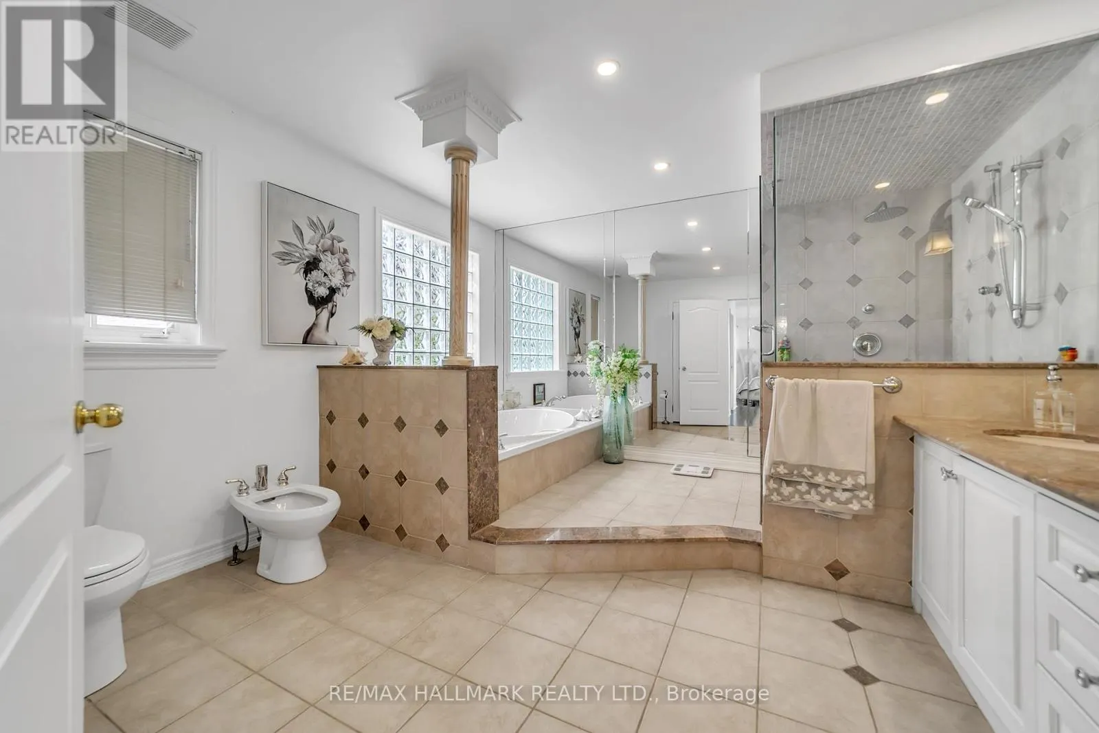 384 KENNEDY STREET W