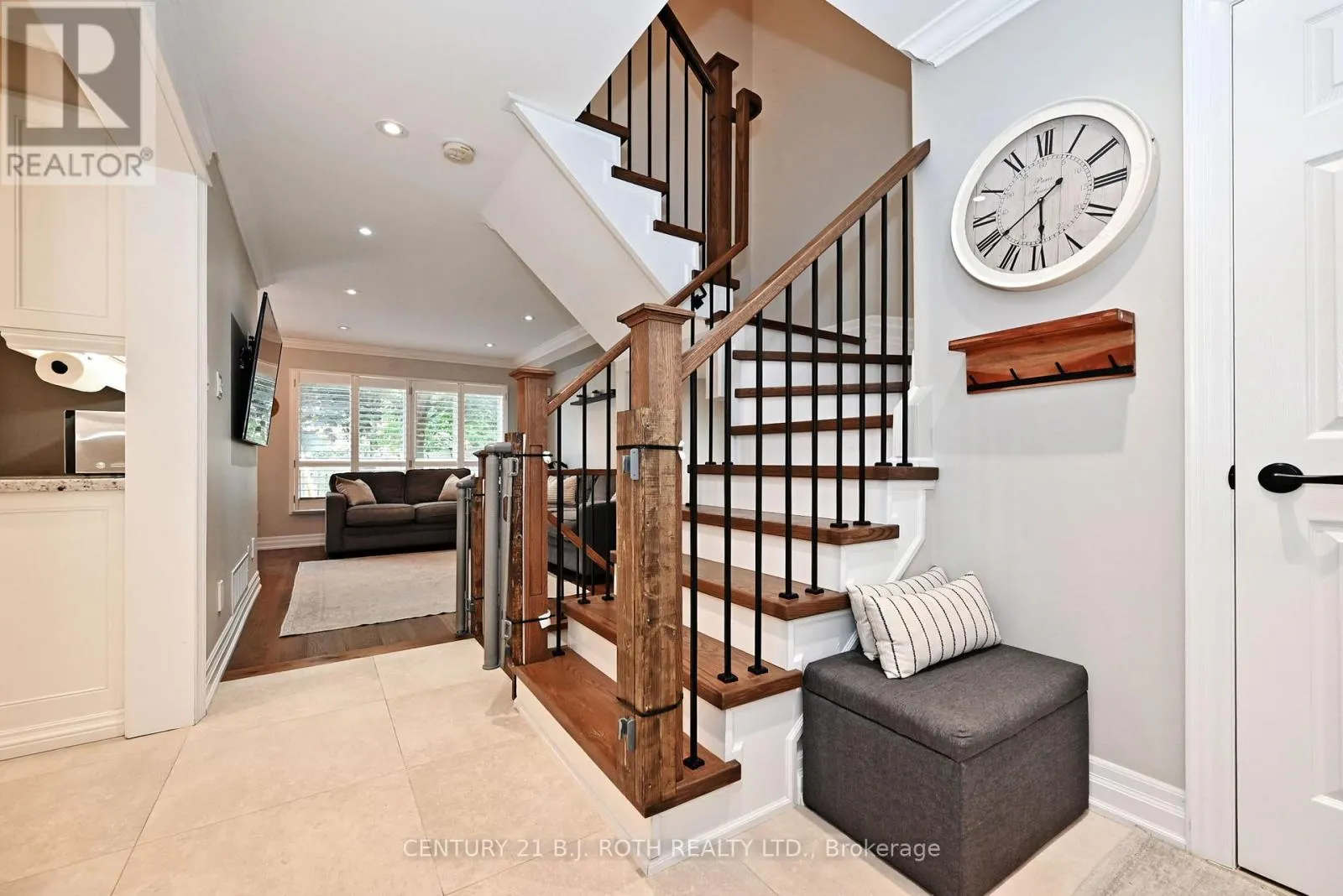 99 SANDFIELD DRIVE