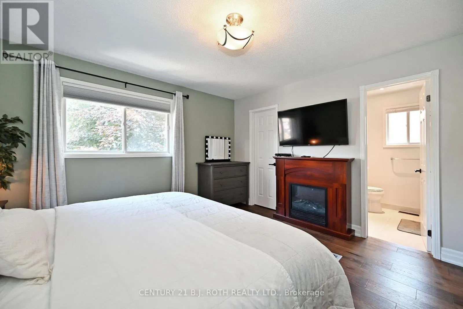 99 SANDFIELD DRIVE