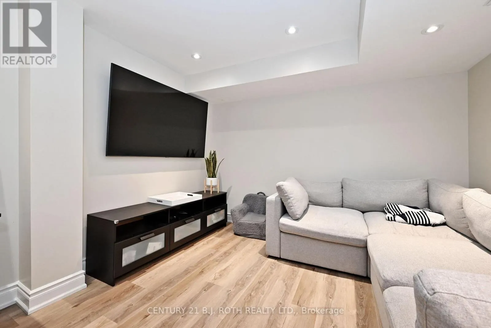 99 SANDFIELD DRIVE