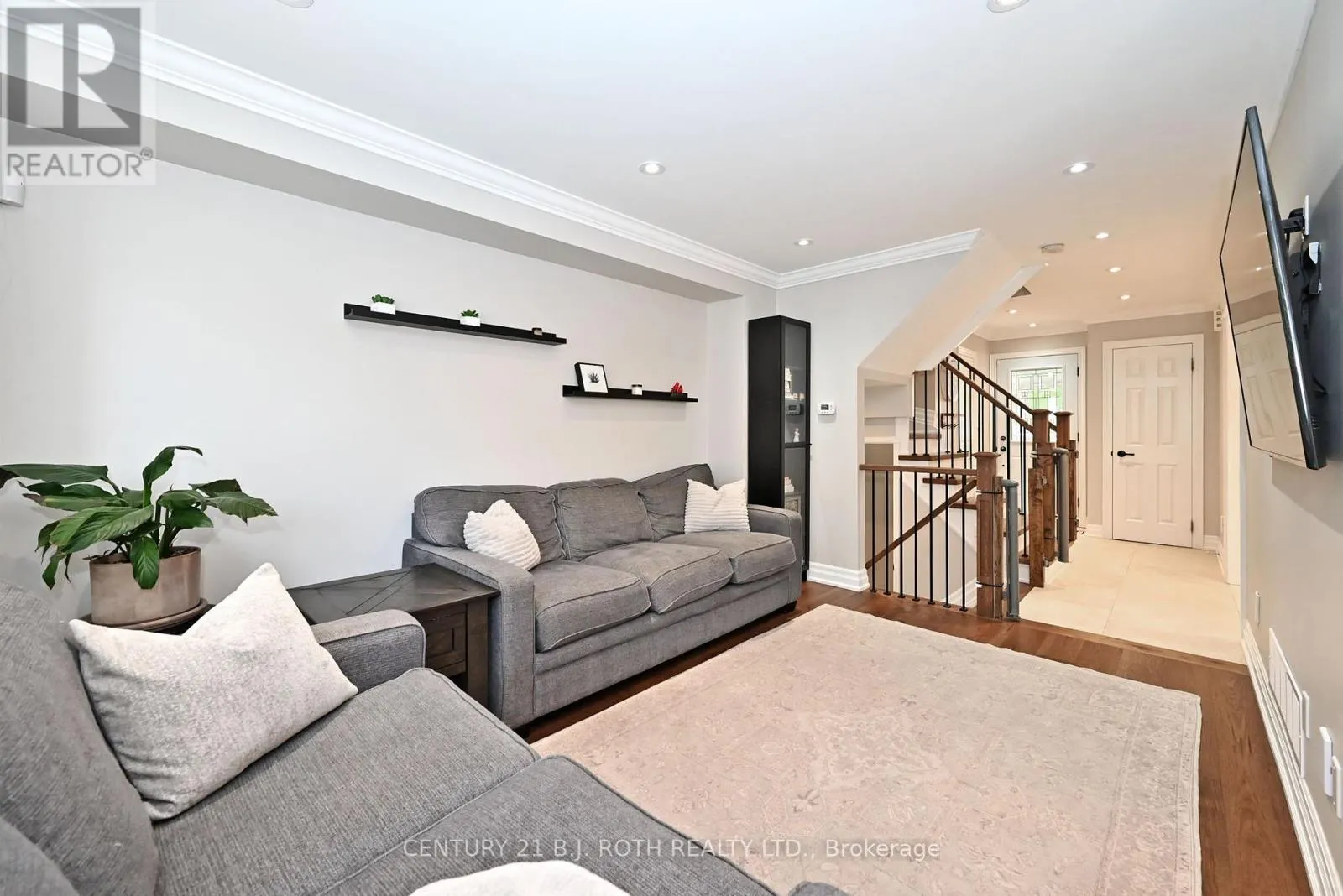 99 SANDFIELD DRIVE