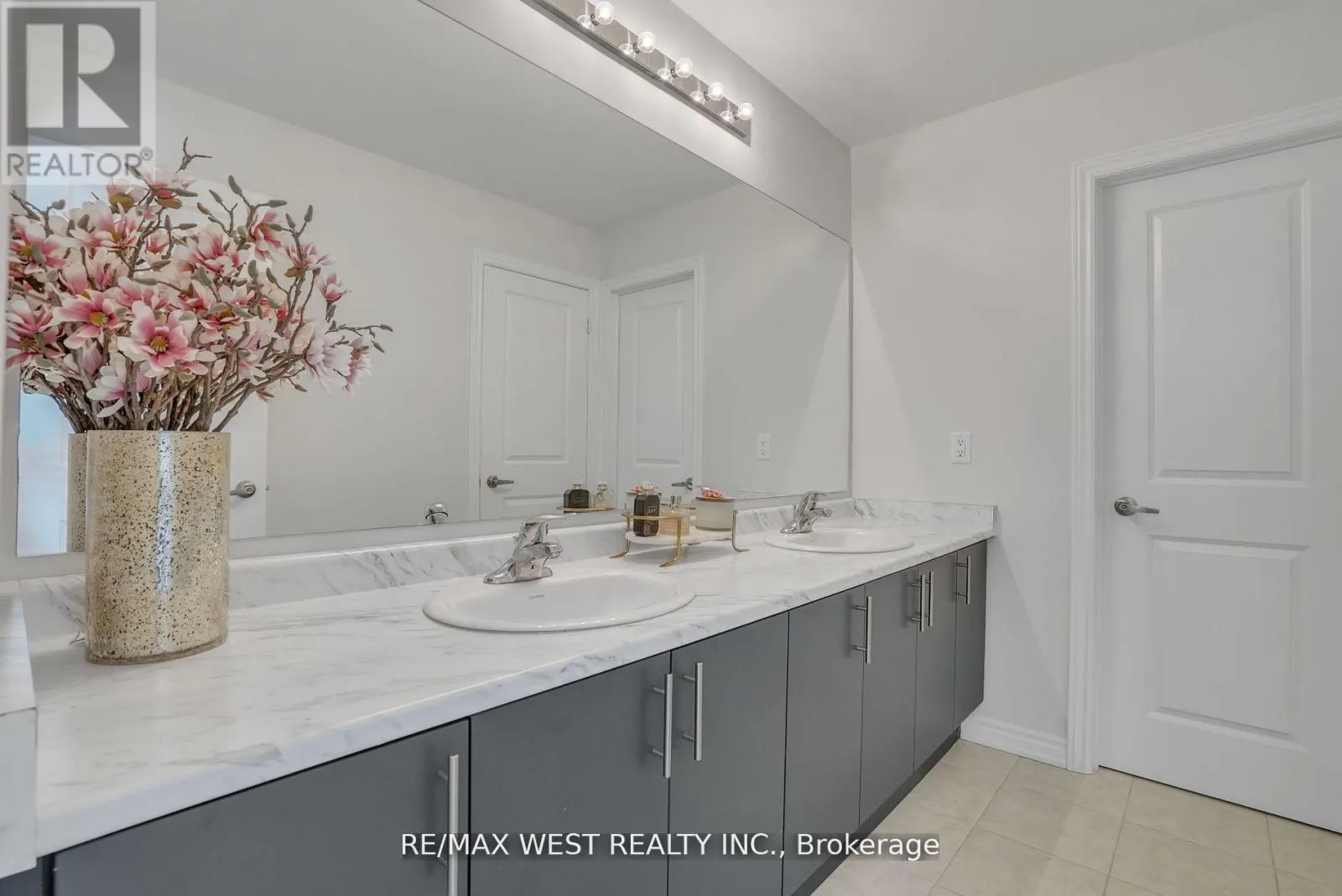 1221 CORBY WAY
