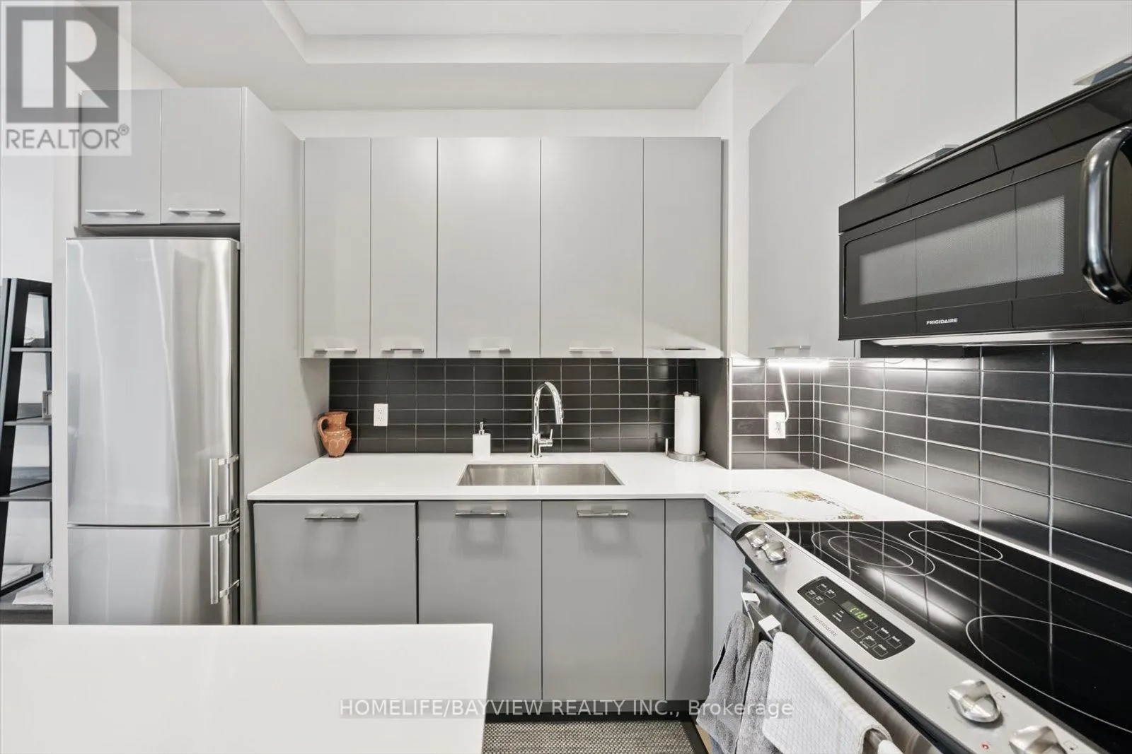 220 - 9471 YONGE STREET