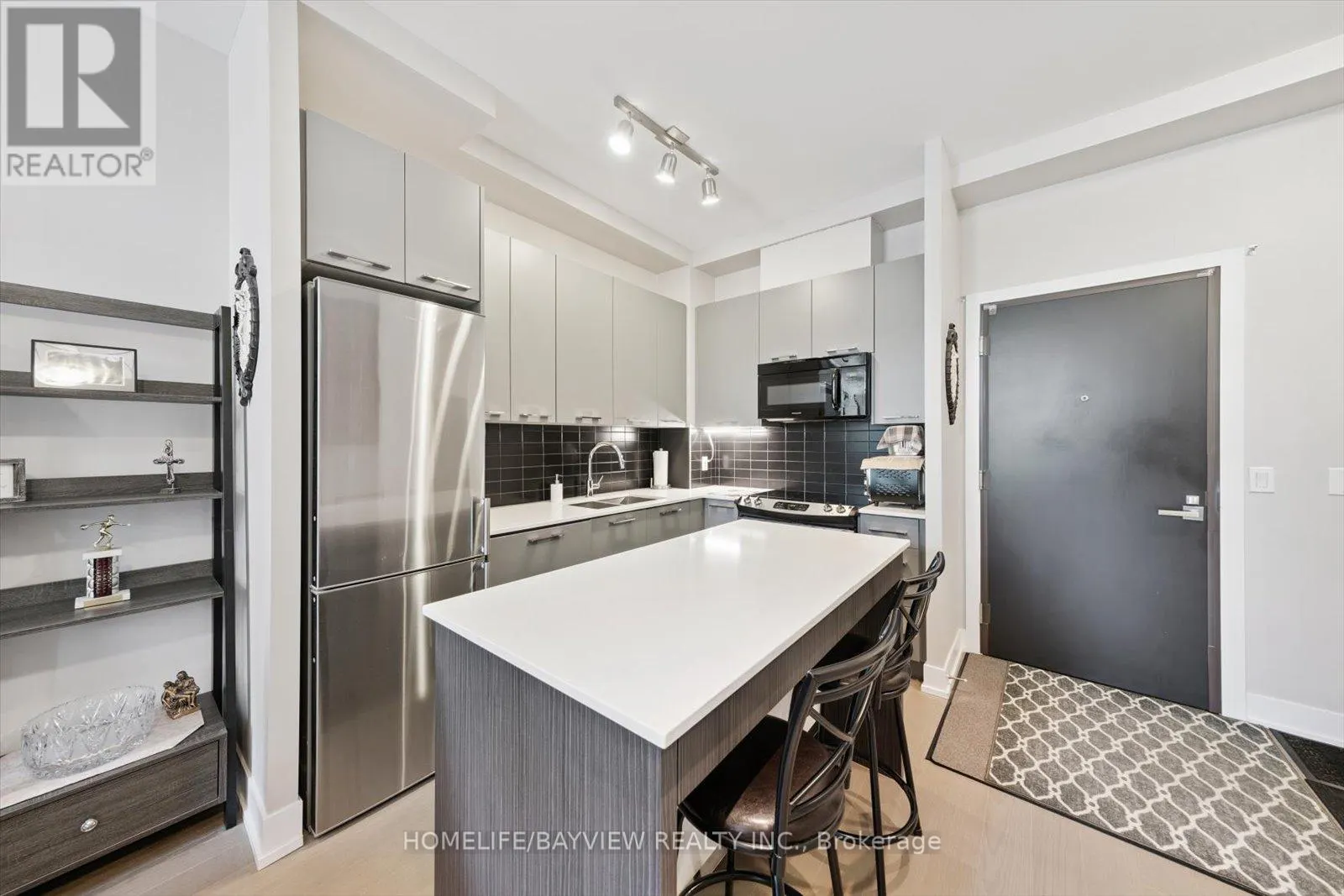 220 - 9471 YONGE STREET